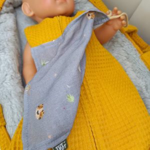 poppen-webshop-tut-en-tot-spuugdoekje-oker